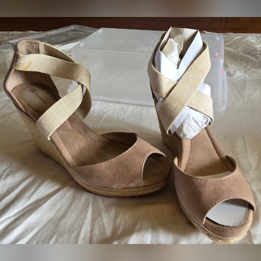 Giani Bernini Women's Tan Cream Espadrille Wedges  Sandals Summer - Picture 4 of 5